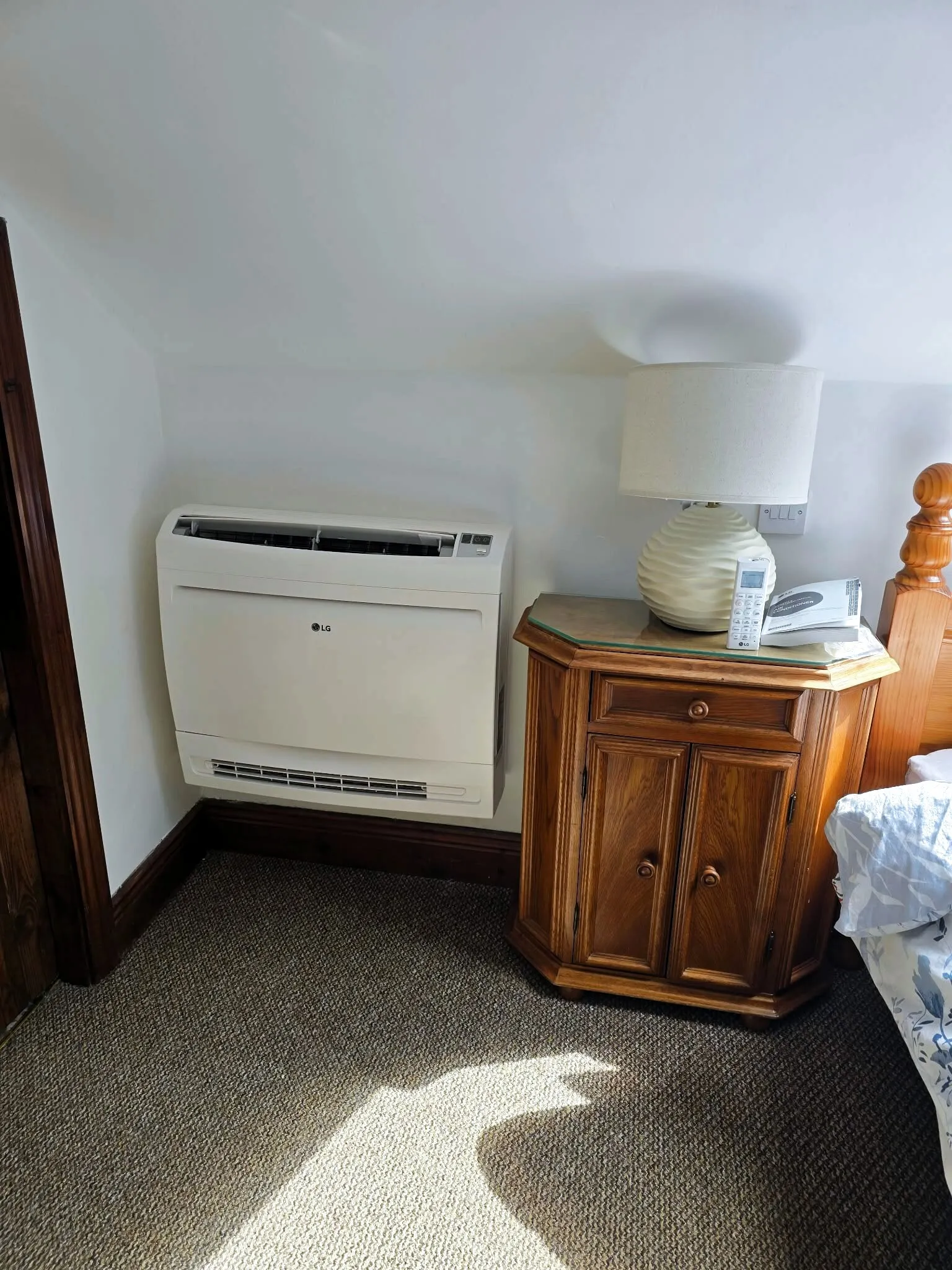 Floor console air conditioning unit in a bedroom