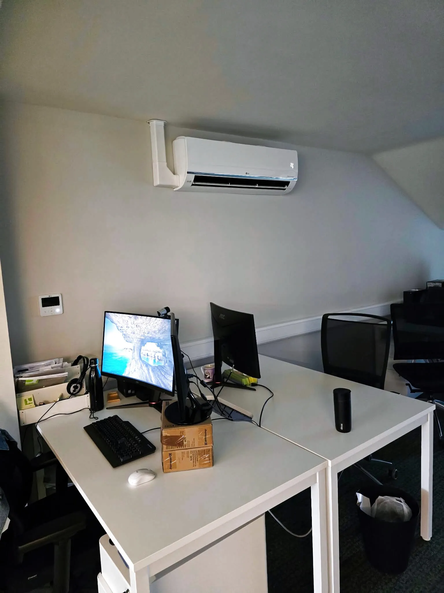 Air conditioning unit in a home office