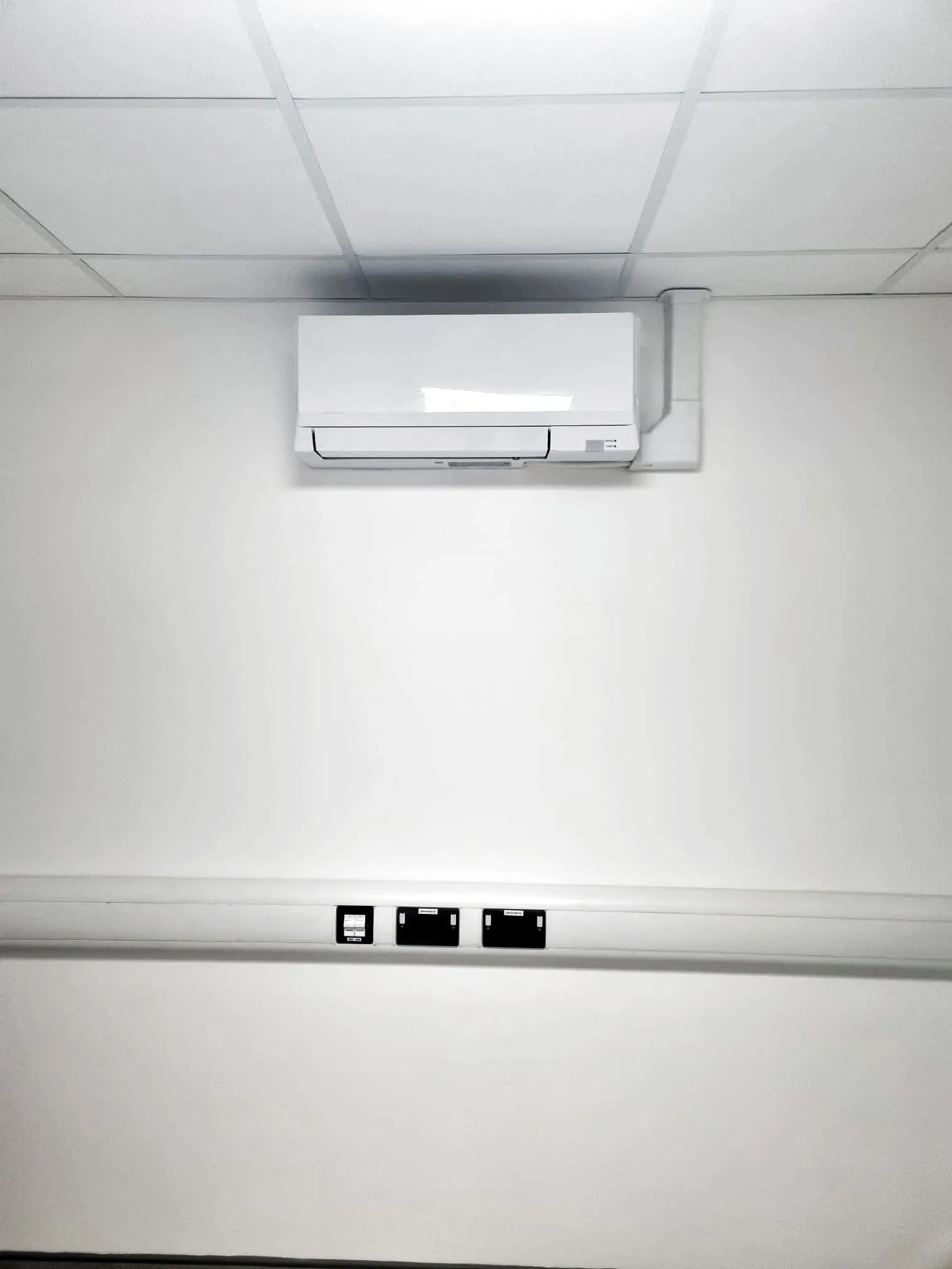 Wall-mounted air conditioning unit in a commercial room